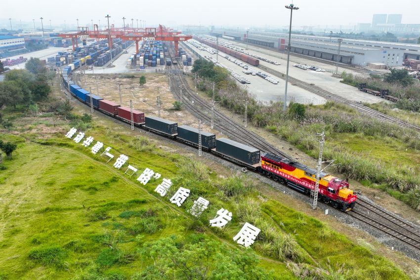 中歐班列（成都—陶里亞蒂）專列首發。青白江區委宣傳部供圖