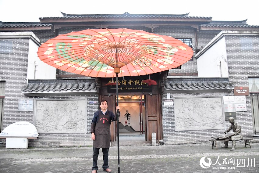 畢六福和他的“龍鳳呈祥”。人民網記者 郭瑩攝