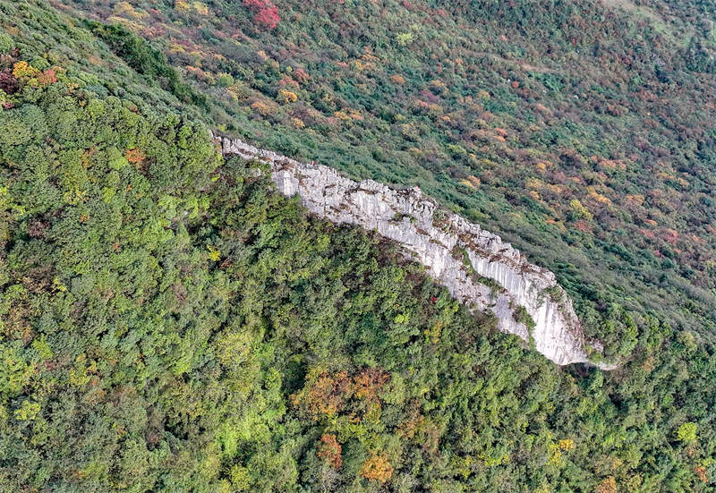 色彩斑斕的四川省廣安市華鎣山宛如人間仙境。邱海鷹、劉南賢攝
