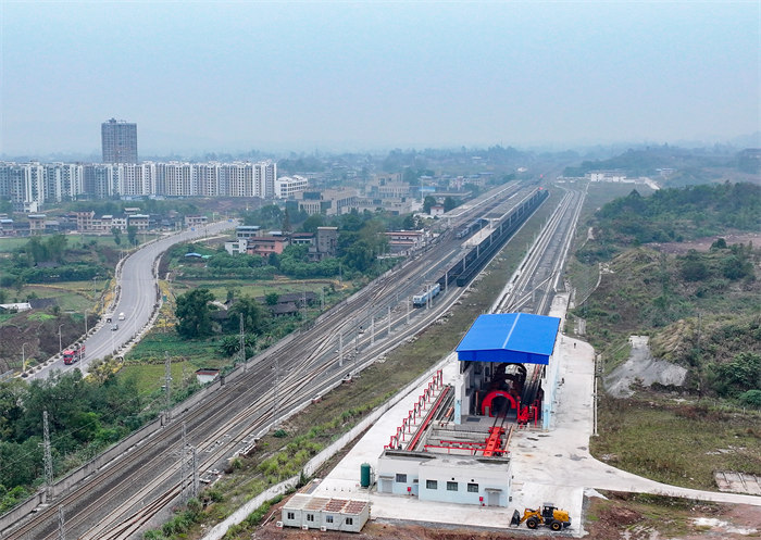 2024年11月11日，鳥瞰正式投入運行的四川省首個國家級儲配煤基地廣安華鎣市高興儲配煤基地翻車機房。邱海鷹、劉南賢攝