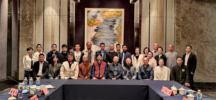 劉綏濱在金庸故居前合影（左2）。劉綏濱供圖