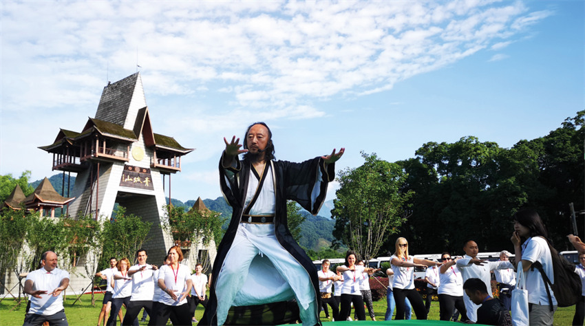 劉綏濱在青城山門帶領國際友人打青城太極。劉綏濱供圖