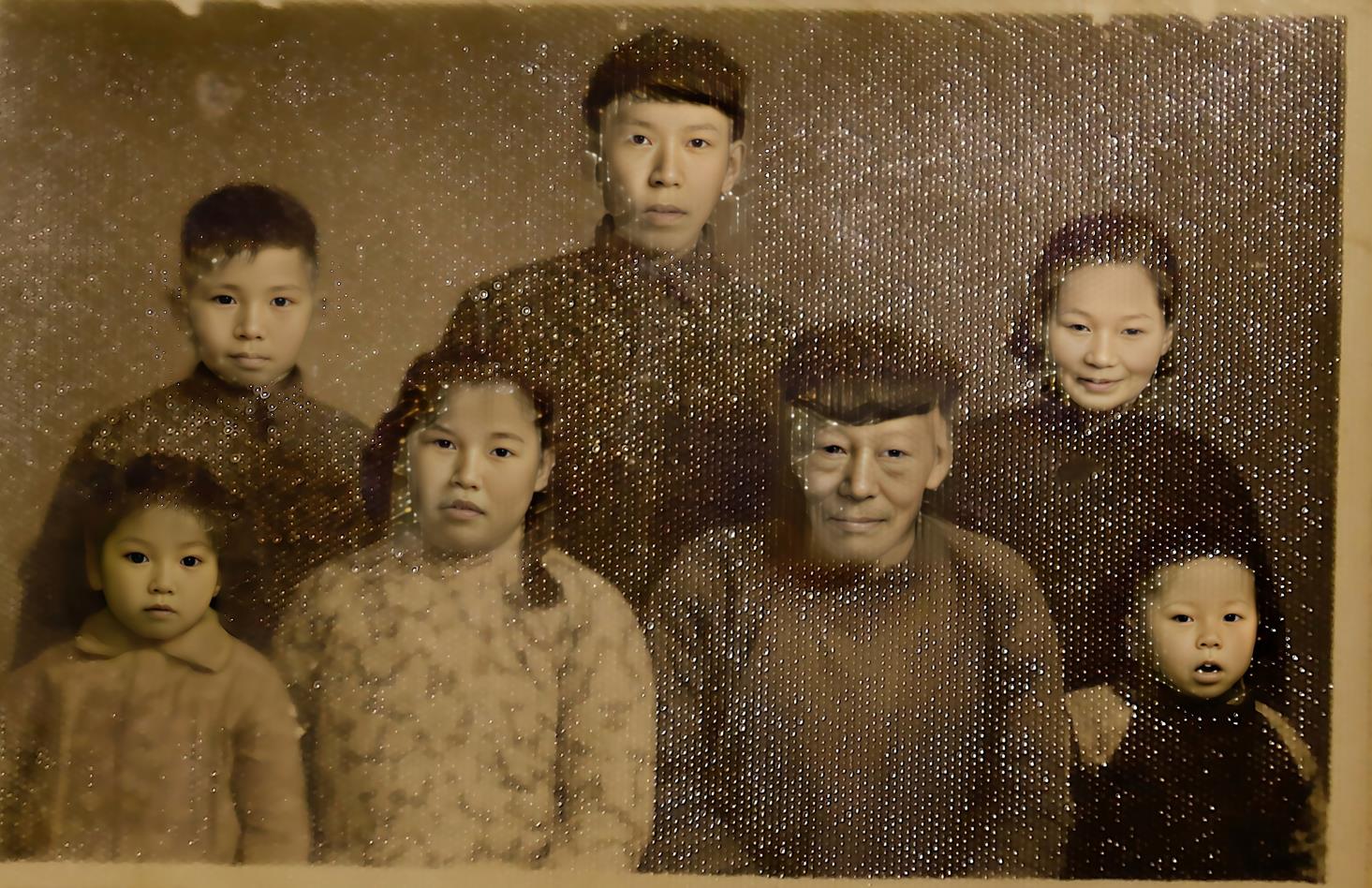 年幼的唐德厚（前右一）與爺爺名中醫唐相臣（前右二）及父（后中）母（后右）及哥哥、姐姐妹妹們留影。受訪者供圖