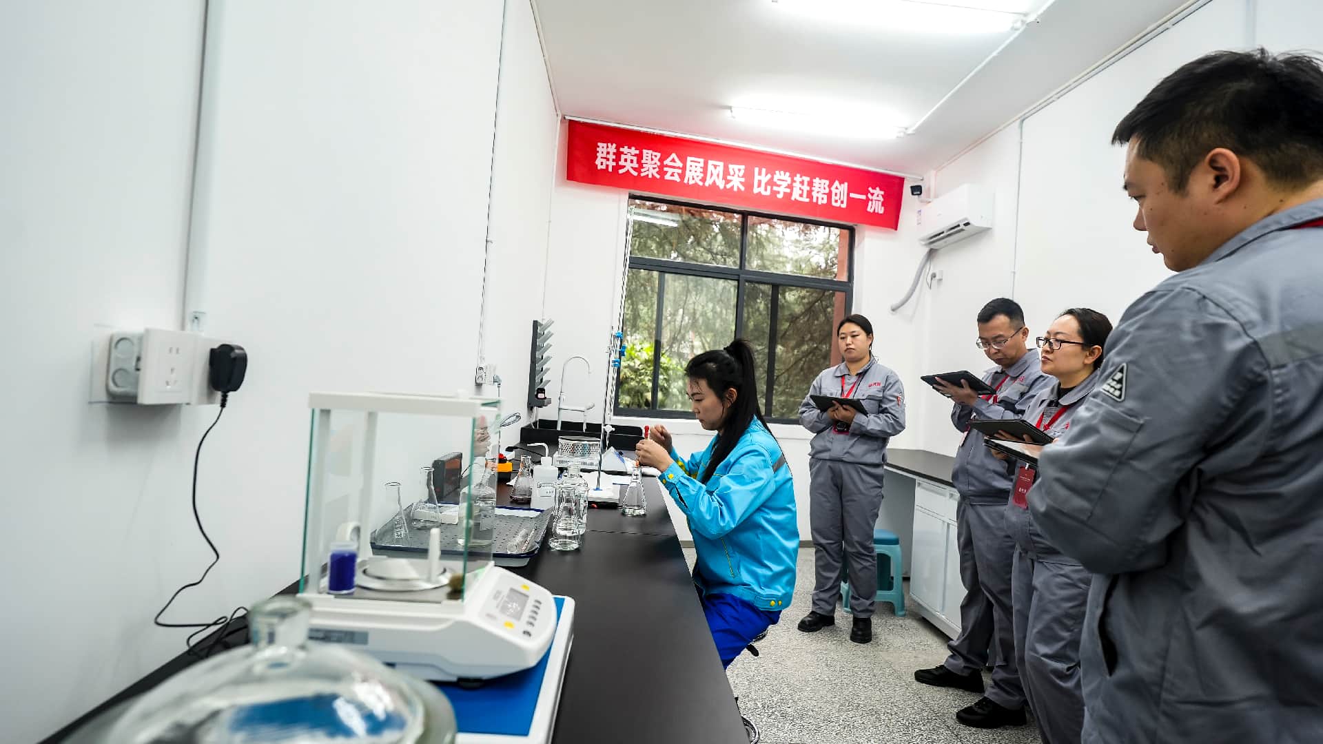 競賽現場，選手正在進行實操項目比賽。曾宇攝