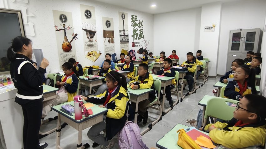 未來托管中心的教室里，孩子們正在學折紙。陳萱攝