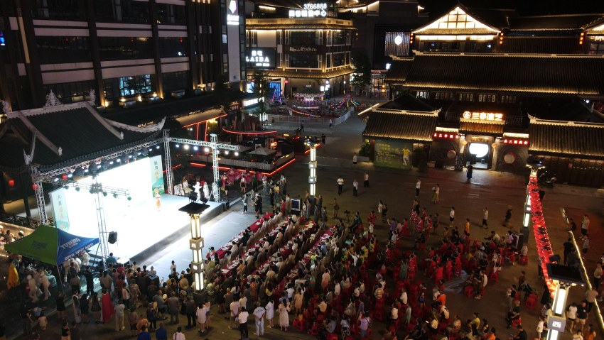 西巷百姓大舞臺下，座無虛席。南充人大供圖