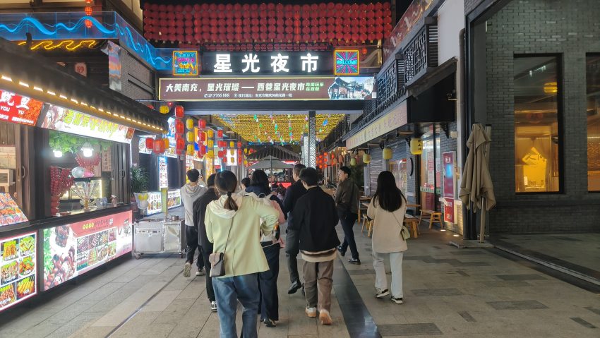 西巷的星光夜市。陳萱攝