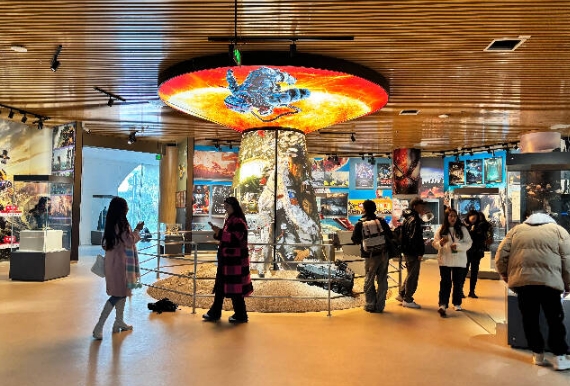 與光影相約 回望電影百年歷史立冬時節，2024涼山州文化和旅游發展大會推出“冬季暖陽”系列活動及精品旅游線路，其中有一個主題是“跟著電影去旅行”。