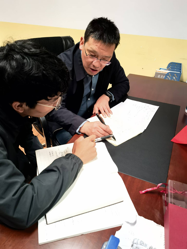 周紅軍校長輔導同學。雅江縣中學供圖