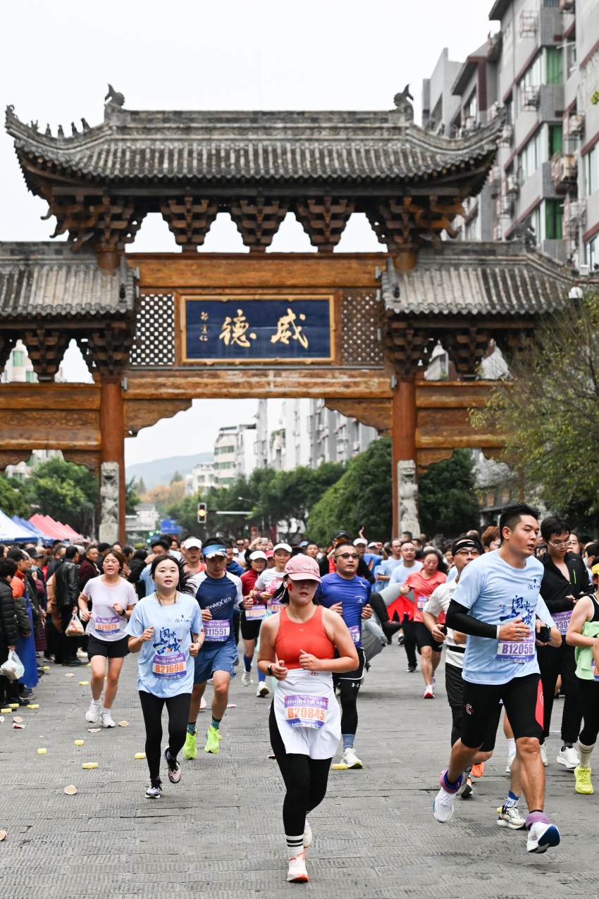 閬中古城馬拉松比賽現場。任冠金攝