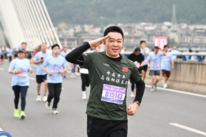 閬中古城馬拉松參賽者。任冠金攝