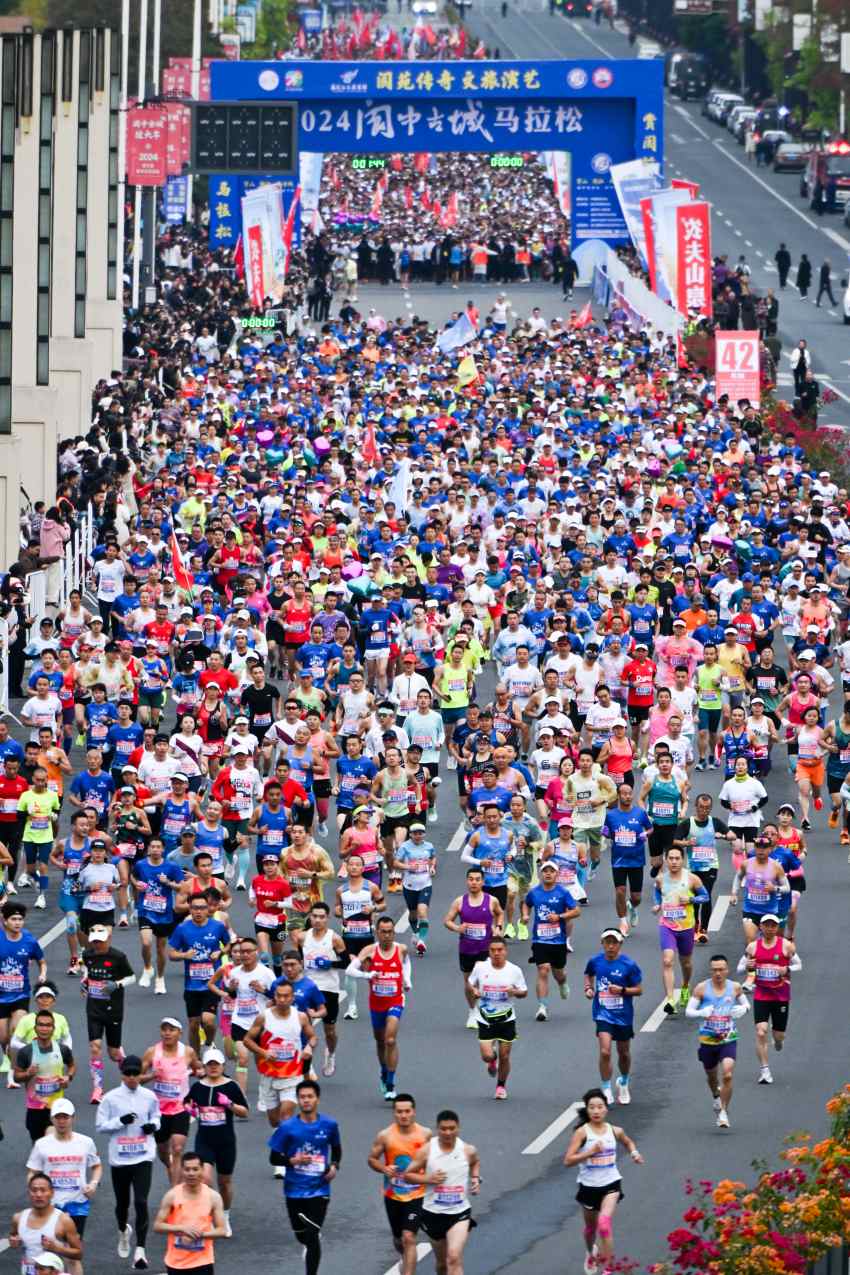 閬中古城馬拉松鳴槍開跑。任冠金攝