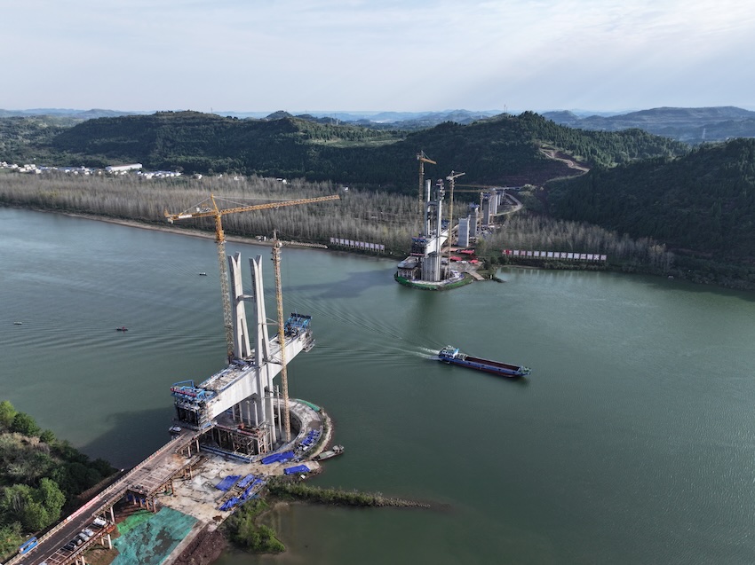 成達萬高鐵嘉陵江特大橋。成達萬高鐵公司供圖