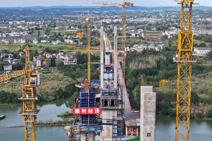 大橋橋墩順利封頂推進了項目建設。成達萬高鐵公司供圖