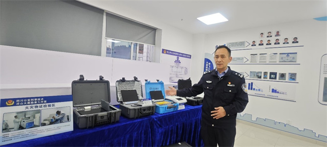 涼山刑偵技術大隊副大隊長盧銀兵“如數家珍”，向記者介紹工作室里的“黑科技”。人民網記者 李平攝