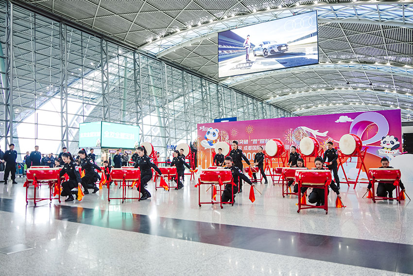 11月28日，成都天府機場、雙流機場舉行相關慶?；顒?。四川機場集團供圖