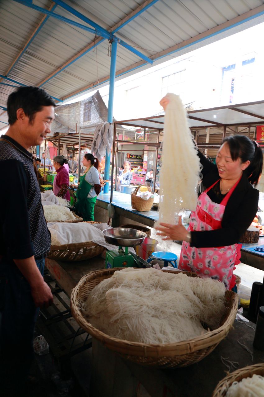 市民正在購買德昌米粉。德昌縣文化廣電和旅游局供圖