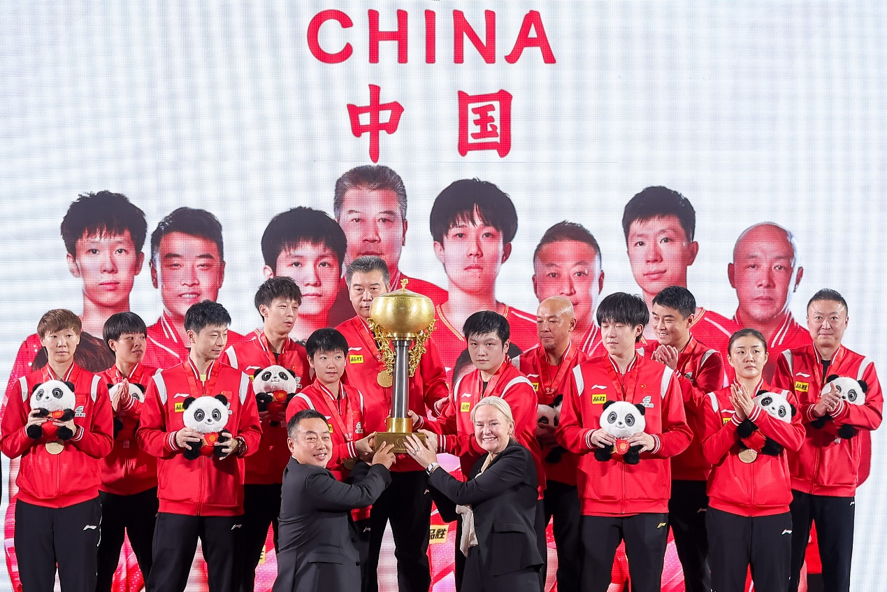 國乒合影?；顒又鬓k方供圖