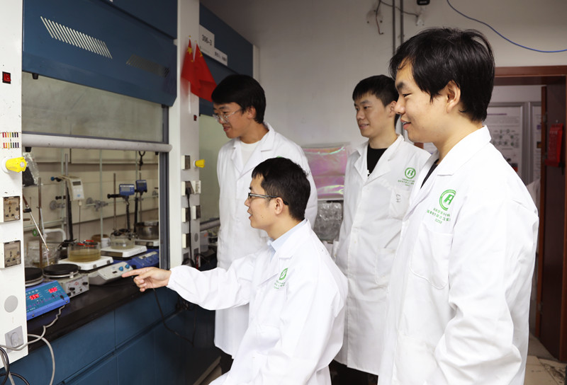 01 四川大學化學學院王玉忠院士團隊趙海波教授與師生做實驗。四川省教育廳供圖