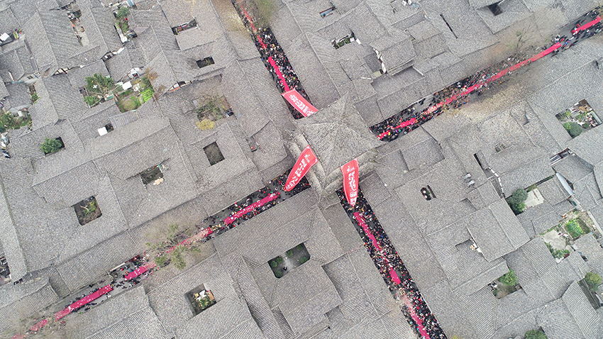 資料圖：古城萬人同臘八粥。梁德攝