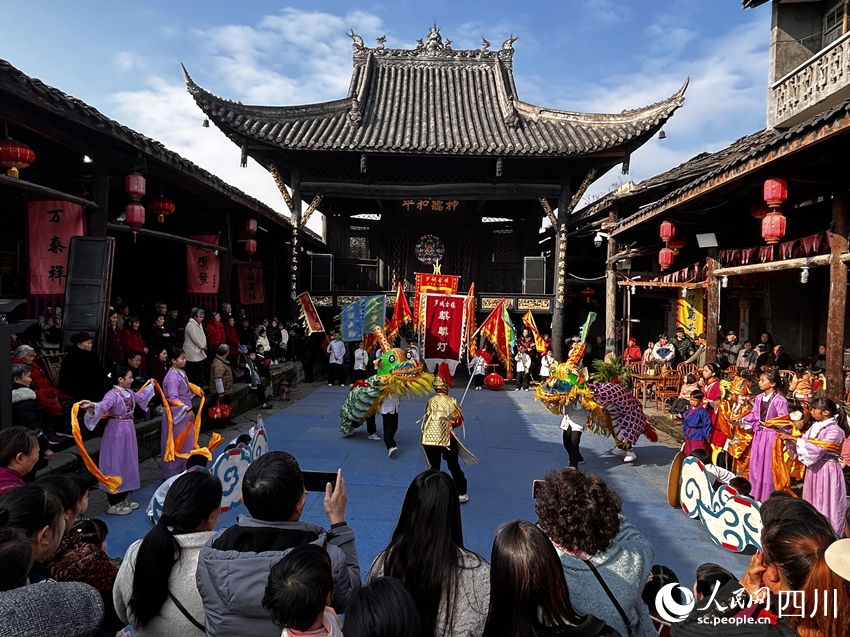 古戲樓前，羅城麒麟燈正在展演。人民網 彭茜攝