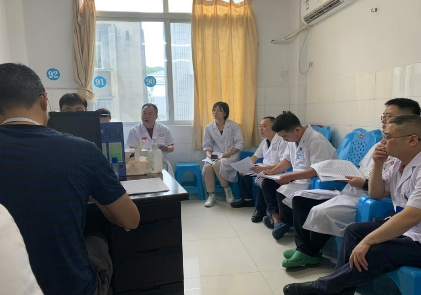 幫扶專家會診。張從兵、楊嘯云供圖