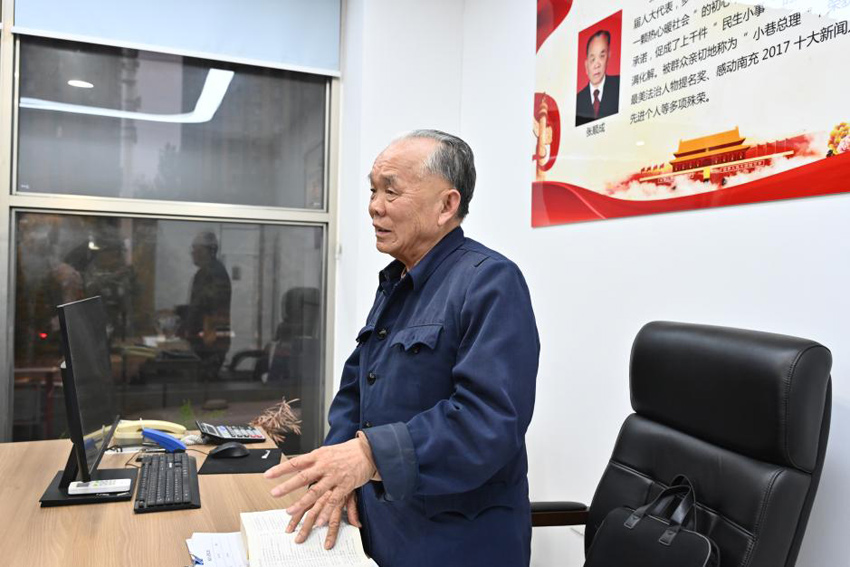 “銀齡調解員”張順成。高坪區融媒體中心供圖