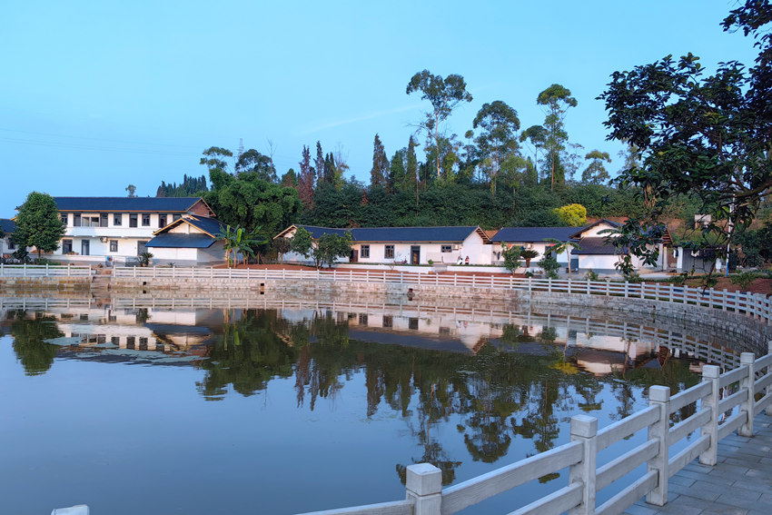 威遠縣新店鎮民富村改造后的農家院落。劉小玲攝