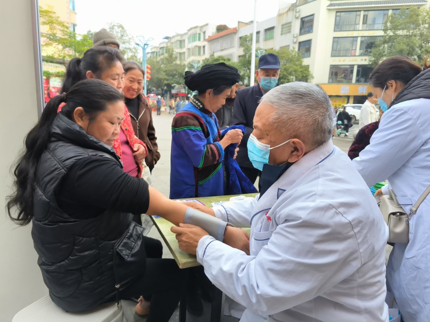 德昌醫療服務隊正在為群眾測量血壓。余心蕊攝