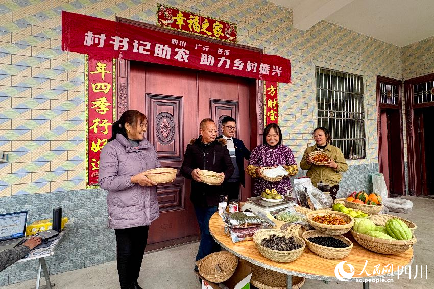 謝艾軍（中）帶領4位村民一同化身主播，輪番在鏡頭前推介家鄉農特產。人民網記者 朱虹攝