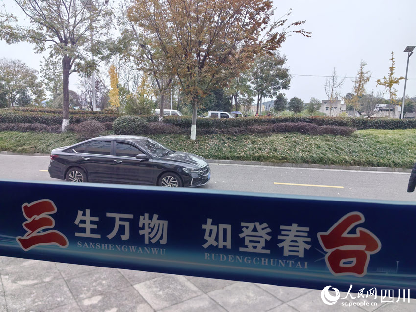 當地群眾自豪地解釋家鄉地名。人民網記者 劉海天攝