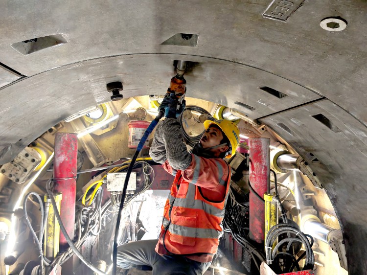 引水隧洞管片拼裝。陶華貝供圖