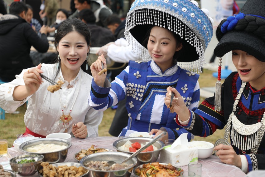 正在吃“刨湯宴”的游客和村民。德昌縣委宣傳部供圖