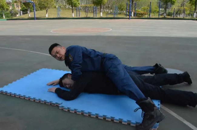 張天驥向隊員傳授抓捕技巧。受訪者供圖