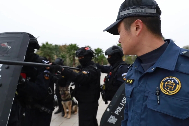 張天驥教導隊員動作規范要領。劉世林攝