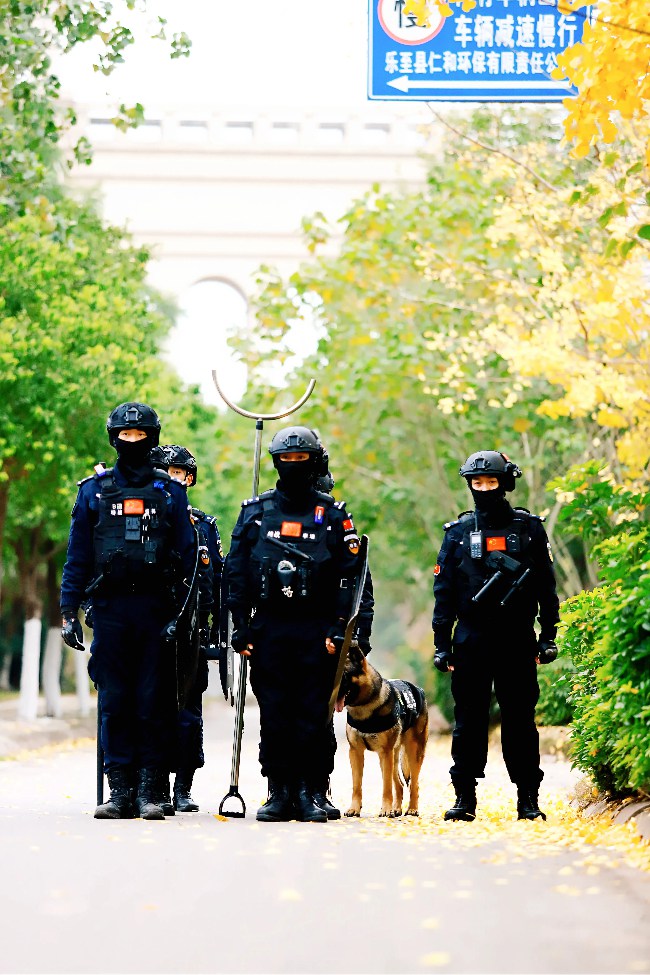 張天驥正在帶隊巡邏。劉世林攝