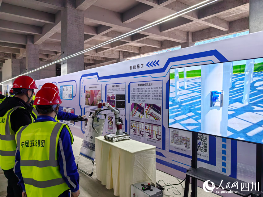 會爬墻的高空電焊機器人。人民網記者 劉海天攝