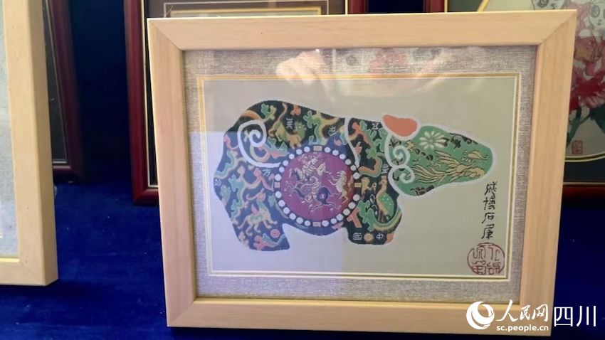 蜀錦石犀工藝品。人民網記者 郭瑩攝