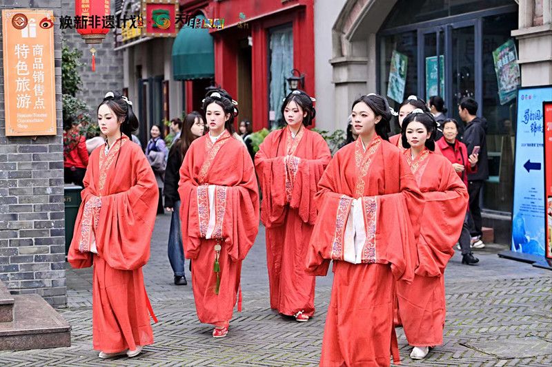 學子們身著蜀錦服飾進行表演展示。四川省文化和旅游廳供圖