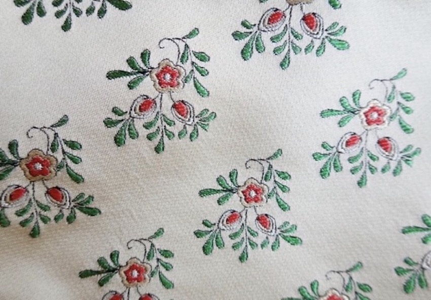 重新配色后的小枝折花紋蜀錦面料。受訪者供圖