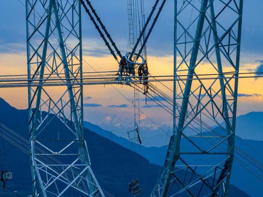 2024年10月15日，在甘孜州瀘定縣甘谷地村川渝特高壓工程施工現場，國網四川電力施工人員正在高空開展緊線作業。田海攝