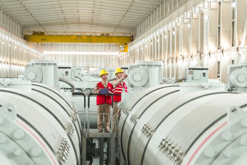 12月21日，在甘孜1000千伏變電站，國網四川電力運維人員正在1000千伏GIS室內開展投產工作。廖望攝
