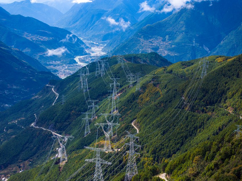 2024年10月18日，在甘孜州瀘定縣二郎山上，國網四川電力施工人員正在川渝特高壓工程線路施工現場進行收緊導線作業。田海攝