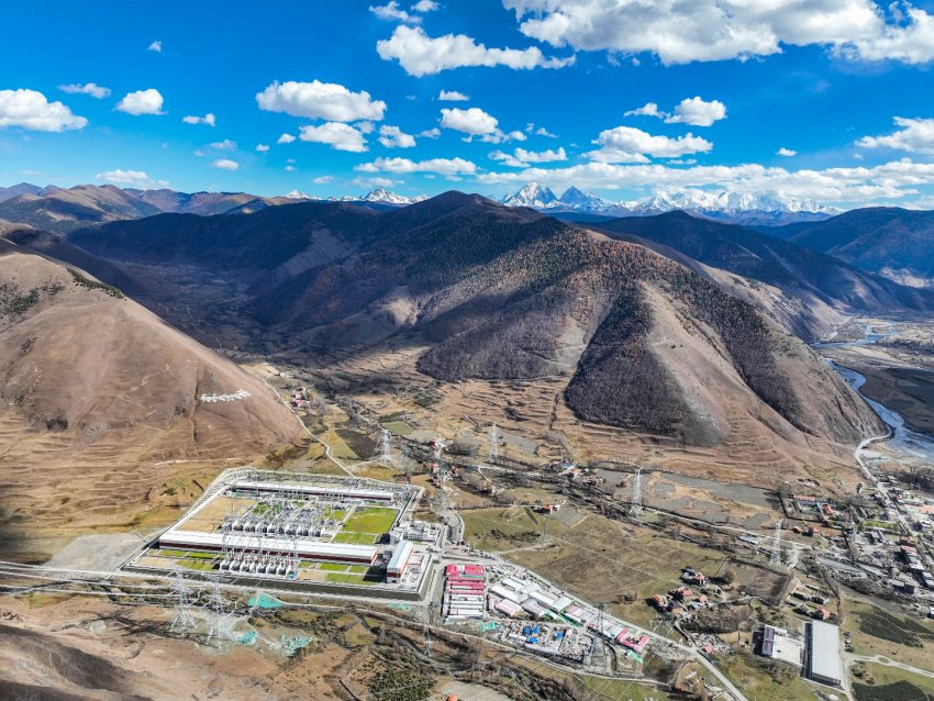 甘孜1000千伏變電站海拔3450米，作為川渝1000千伏特高壓交流輸電工程起點站，肩負著匯集甘孜地區水、風、光清潔能源的重要任務。李威攝