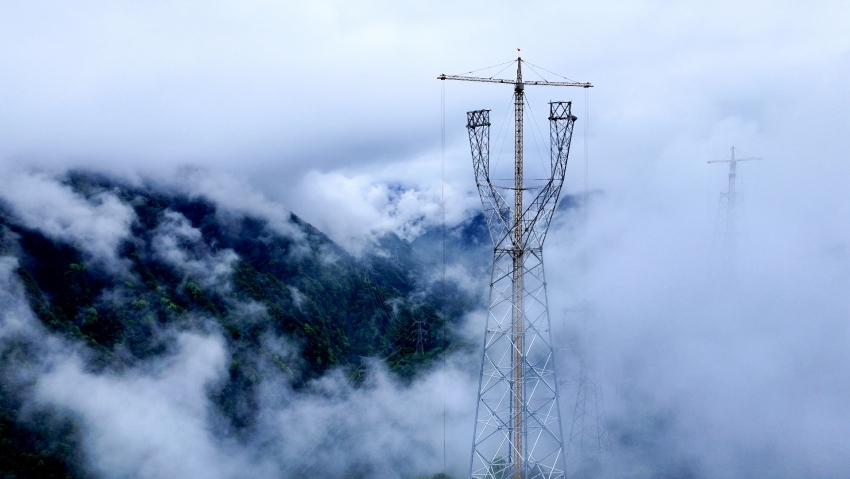 四川最高輸電鐵塔——川渝特高壓工程第9標段3L027號鐵塔正在組立施工。宋銘洋攝
