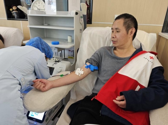 喻學建參加義務獻血。成都小義愛心公益服務中心供圖