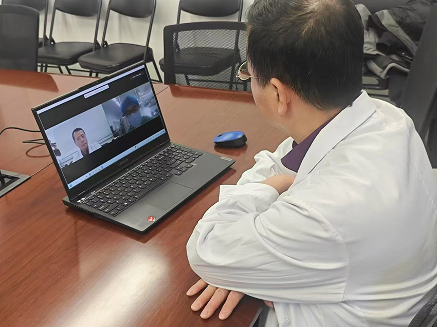 北京朝陽醫院專家遠程指導。綿陽市骨科醫院供圖