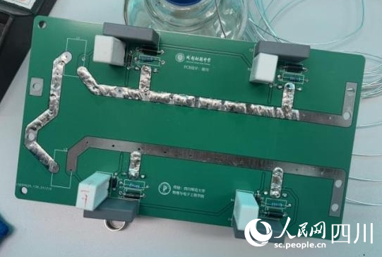 屈川和四川師范大學合作設計的感應加熱器。張欣宜攝