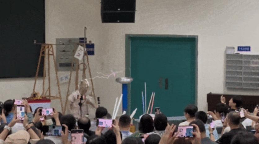 走紅網絡的“特斯拉線圈”實驗。受訪者供圖