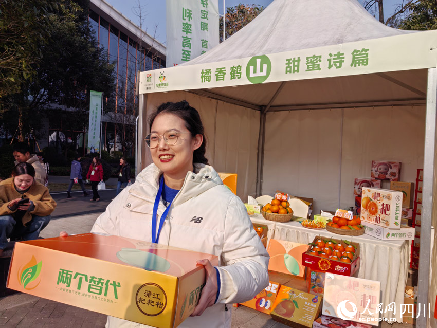 自信滿滿展示優秀水果。人民網記者 劉海天攝